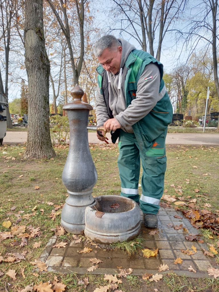 Temetői kutak téliesítése