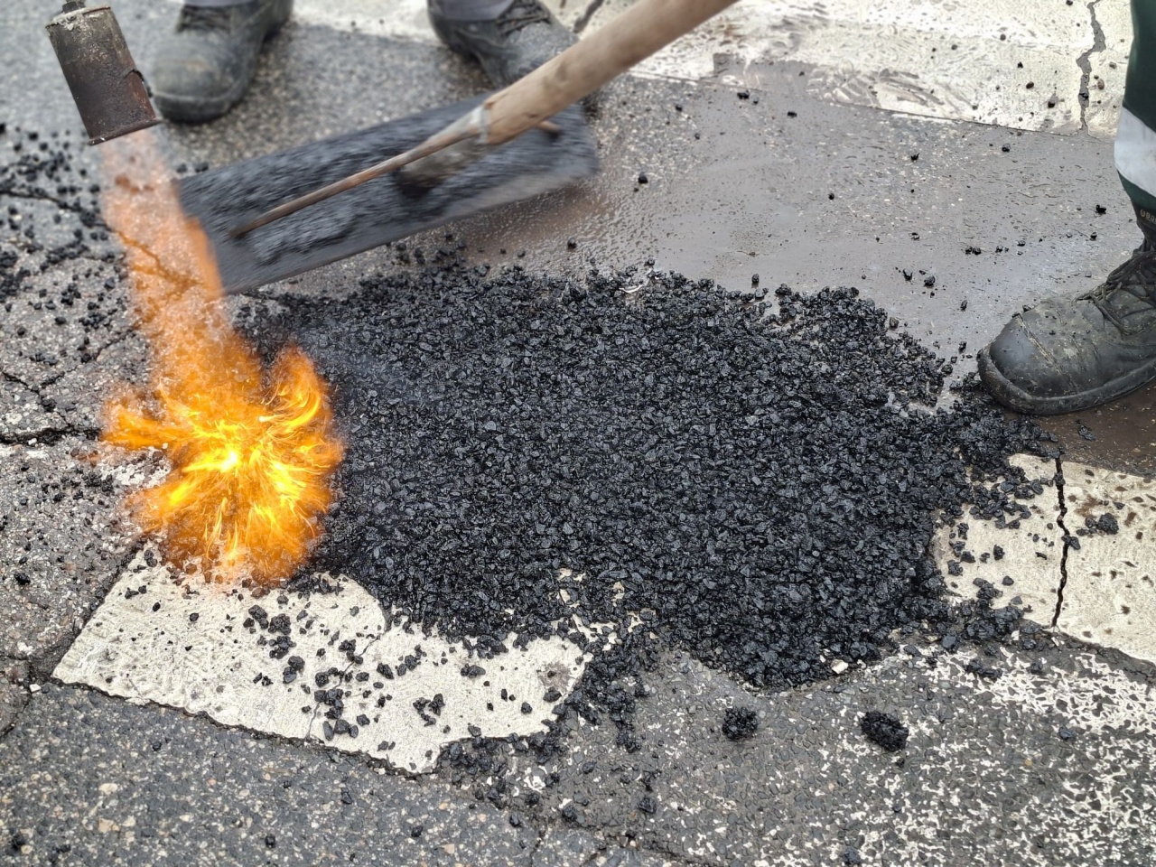 Olvadás, tócsák, úthibák