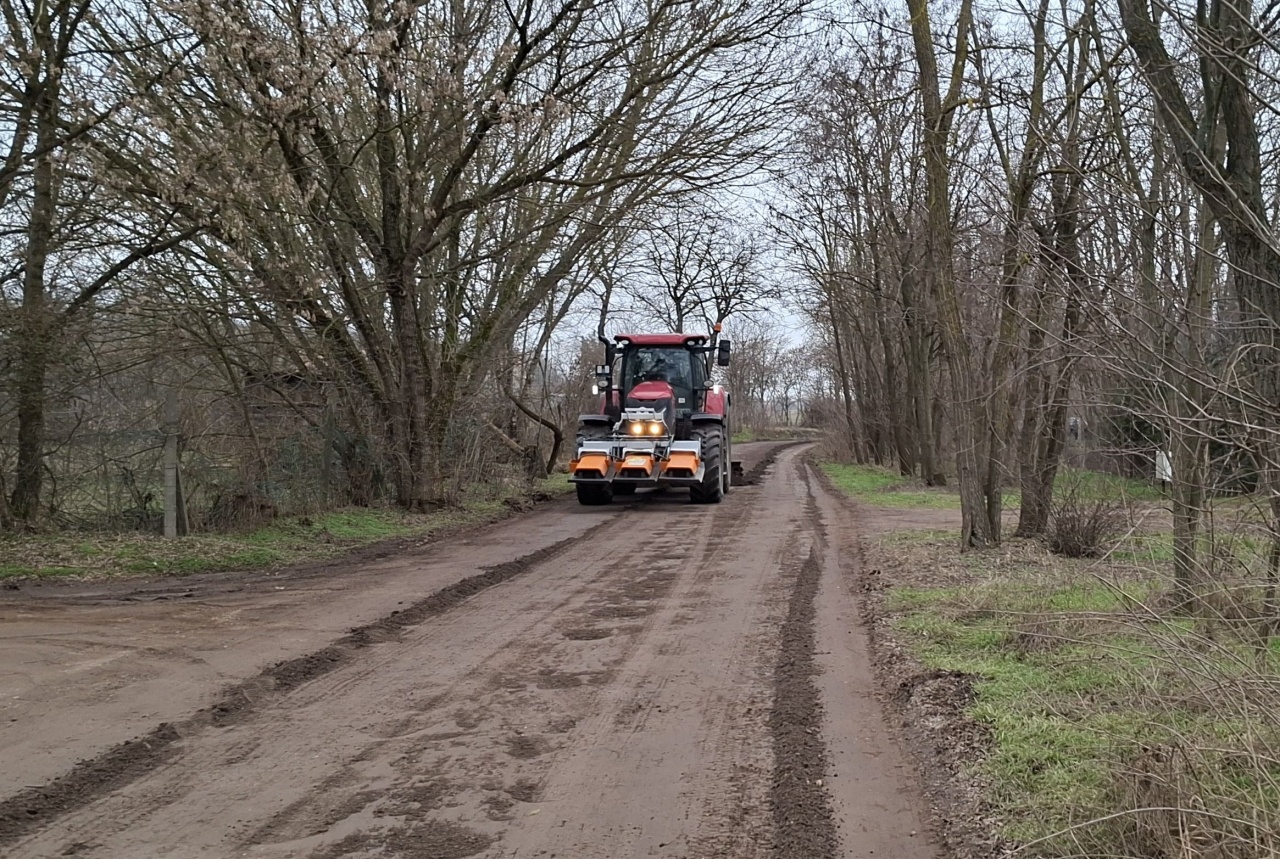 Megkezdődött a földutak tervszerű karbantartása