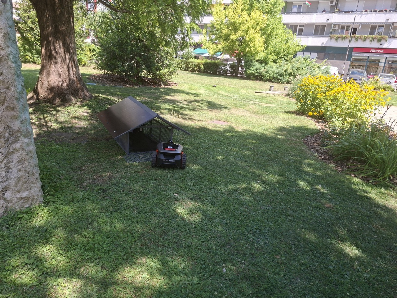 Villámgyorsan előkerült az ellopott robotfűnyíró!