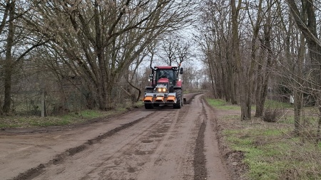 Megkezdődött a földutak tervszerű karbantartása