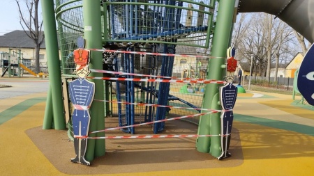 Figyelem, a csúszdatorony nem használható!